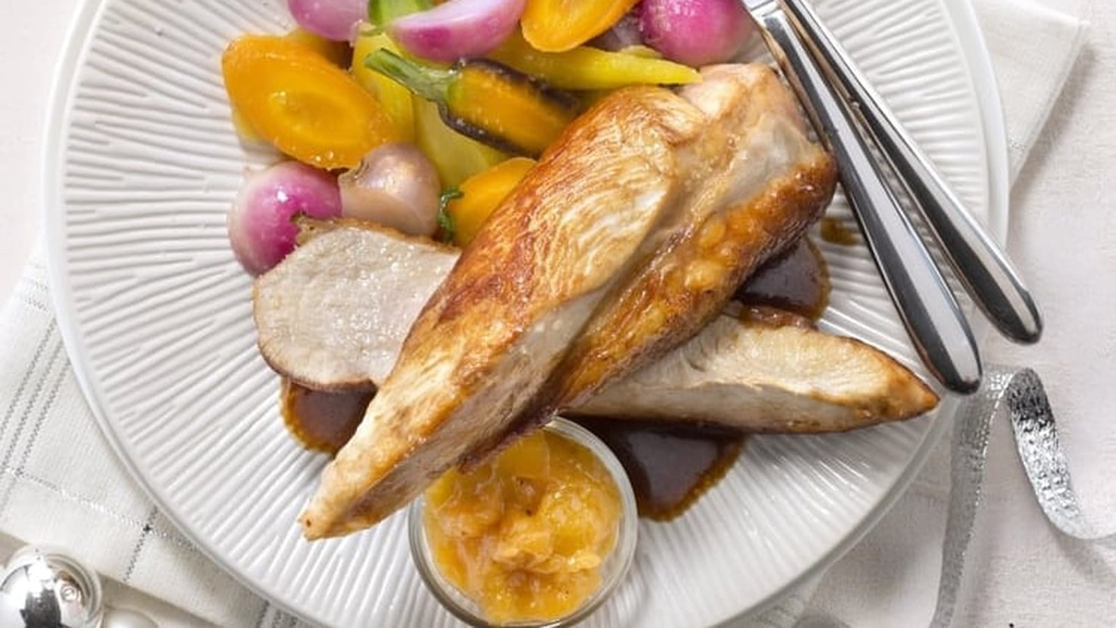Suprêmes de Chapon, chutney de mangue, petits légumes glacés