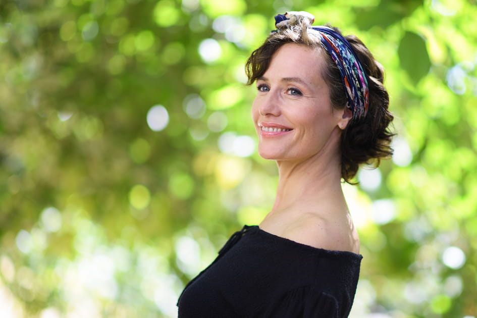 C&eacute;cile de France, charmante avec son carr&eacute; brun accessoiris&eacute;