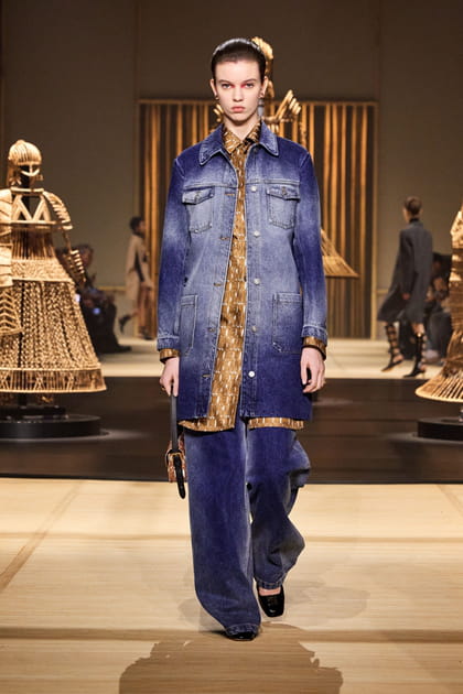 Longue veste en jean, tunique imprim&eacute;e et baggy aper&ccedil;us sur le d&eacute;fil&eacute; Dior