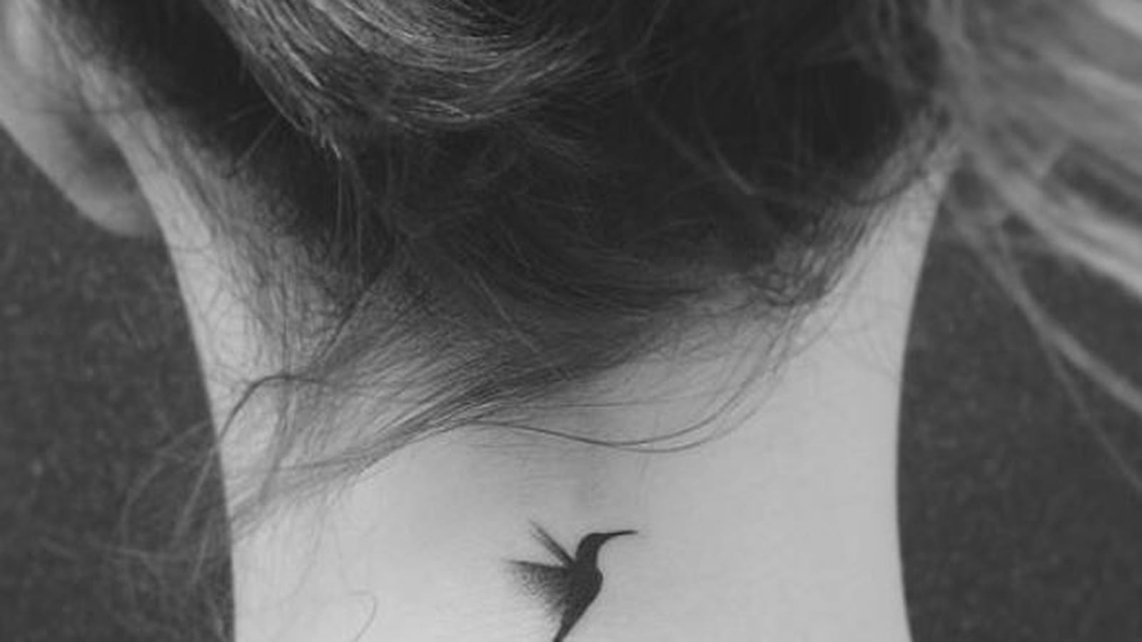 Oiseau sur la nuque