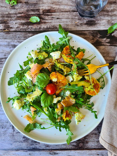 Salade de la mer aux crevettes et au saumon fumé
