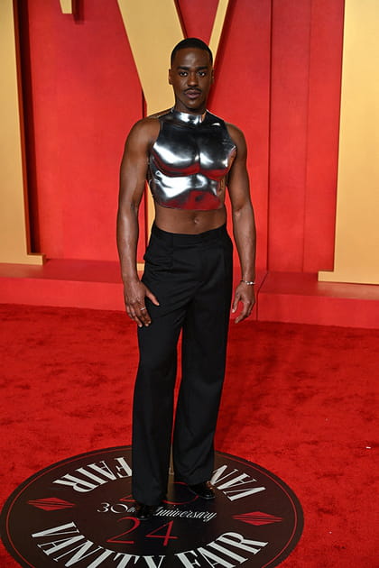Ncuti Gatwa en pantalon noir Wooyoungmi et top m&eacute;tallis&eacute; Cameron Hancock