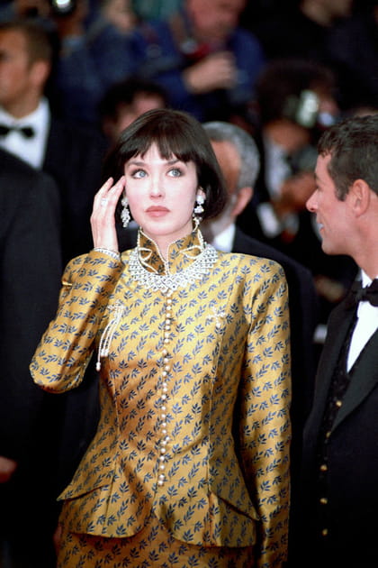 Isabelle Adjani en ensemble dor&eacute;