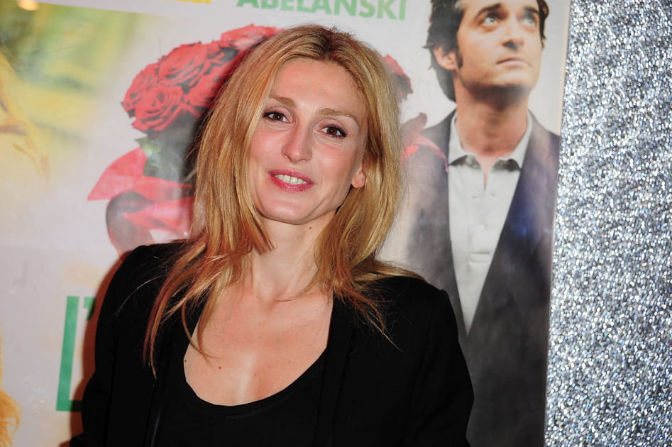 Julie Gayet, harmonieuse avec ses cheveux longs effil&eacute;s
