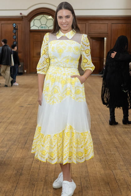 Amber Le Bon en robe longue jaune en dentelle &agrave; col claudine au d&eacute;fil&eacute; Bora Aksu