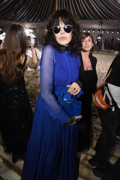 Isabelle Adjani en robe bleu électrique