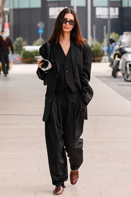 Emily Ratajkowski au siège Versace