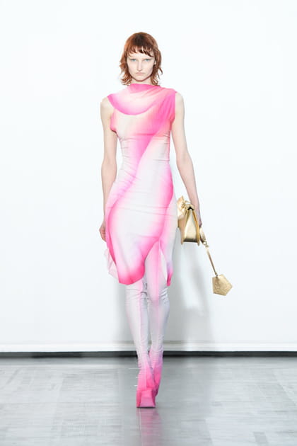 Robe à col montant rose et blanc aperçue sur le défilé Maitrepierre