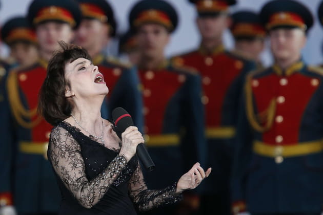 Une femme devant l'Arm&eacute;e Rouge, en Russie en 2012