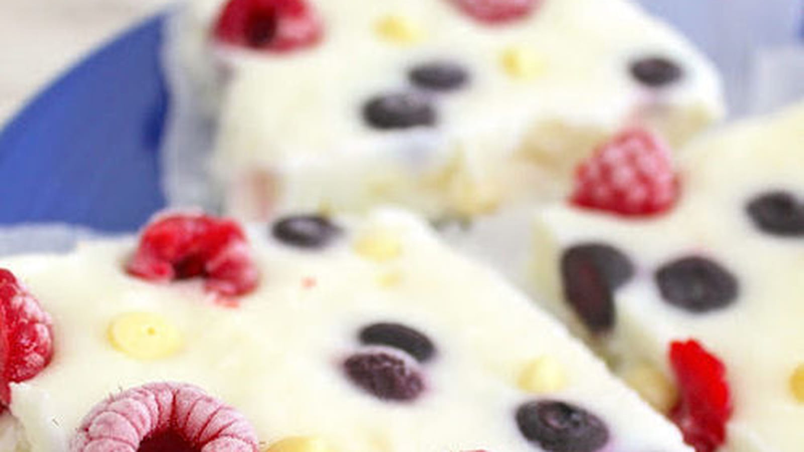 Yaourt glacé aux framboises, myrtilles et pépites de chocolat blanc