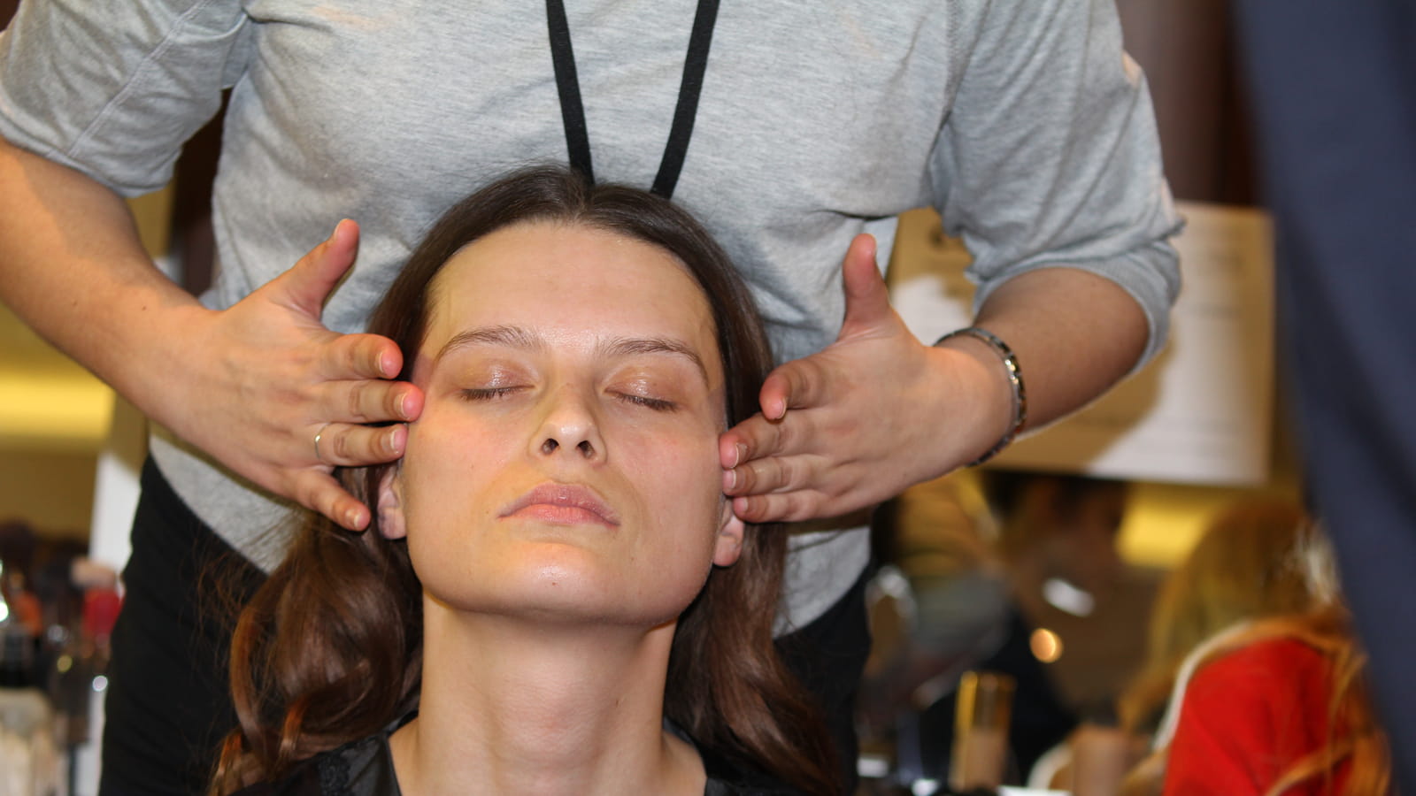 Le massage facial pour détendre les traits