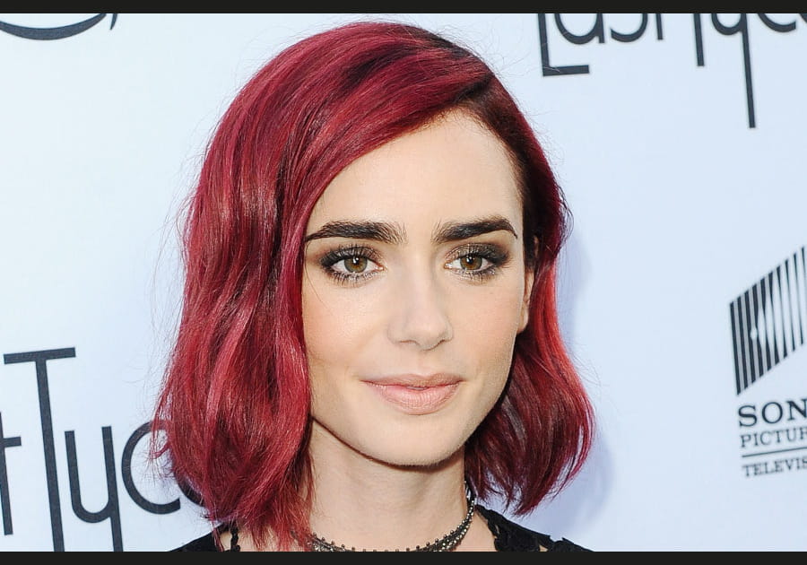 Lily Collins, impertinente avec sa crini&egrave;re framboise