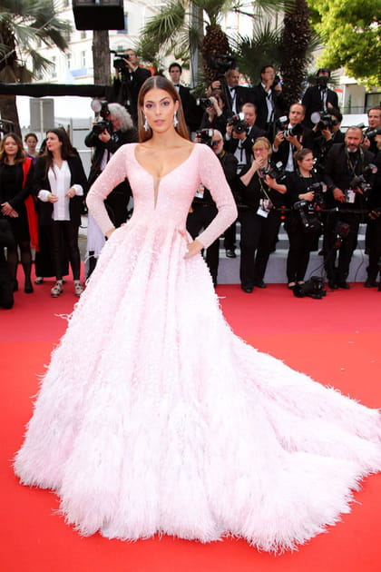 Iris Mittenaere en robe de bal