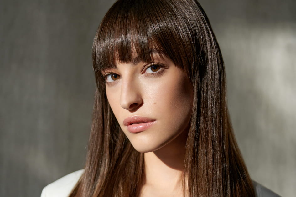 La frange et les cheveux extra lisses