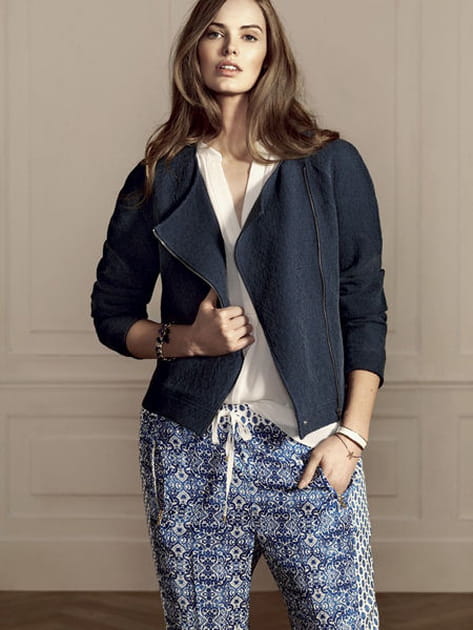 Violeta by Mango : la veste marine et le pantalon imprim&eacute;