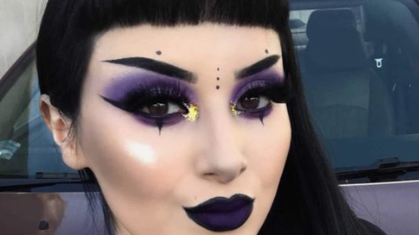 Maquillage gothique avec coin interne doré