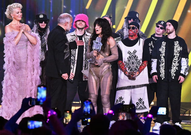 Loreen entourée du groupe ukrainien Kalush Orchestra