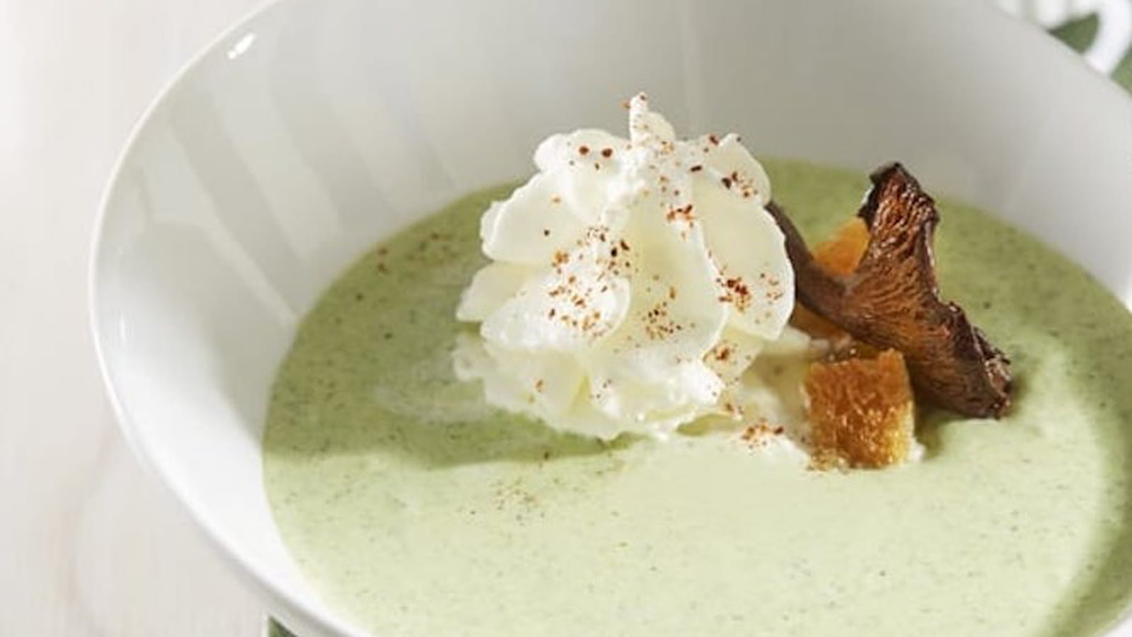 Velouté de brocoli avec cappuccino aux épices, girolles