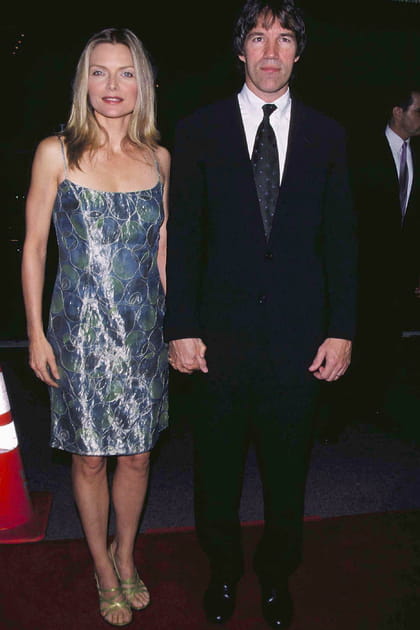 Michelle Pfeiffer en robe mini brillante