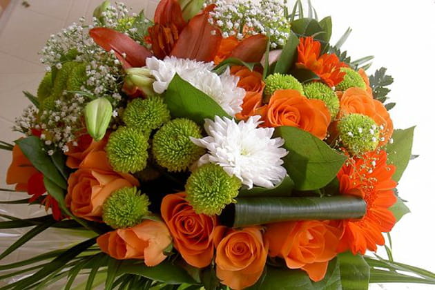 Un bouquet de roses et fleurs champêtres