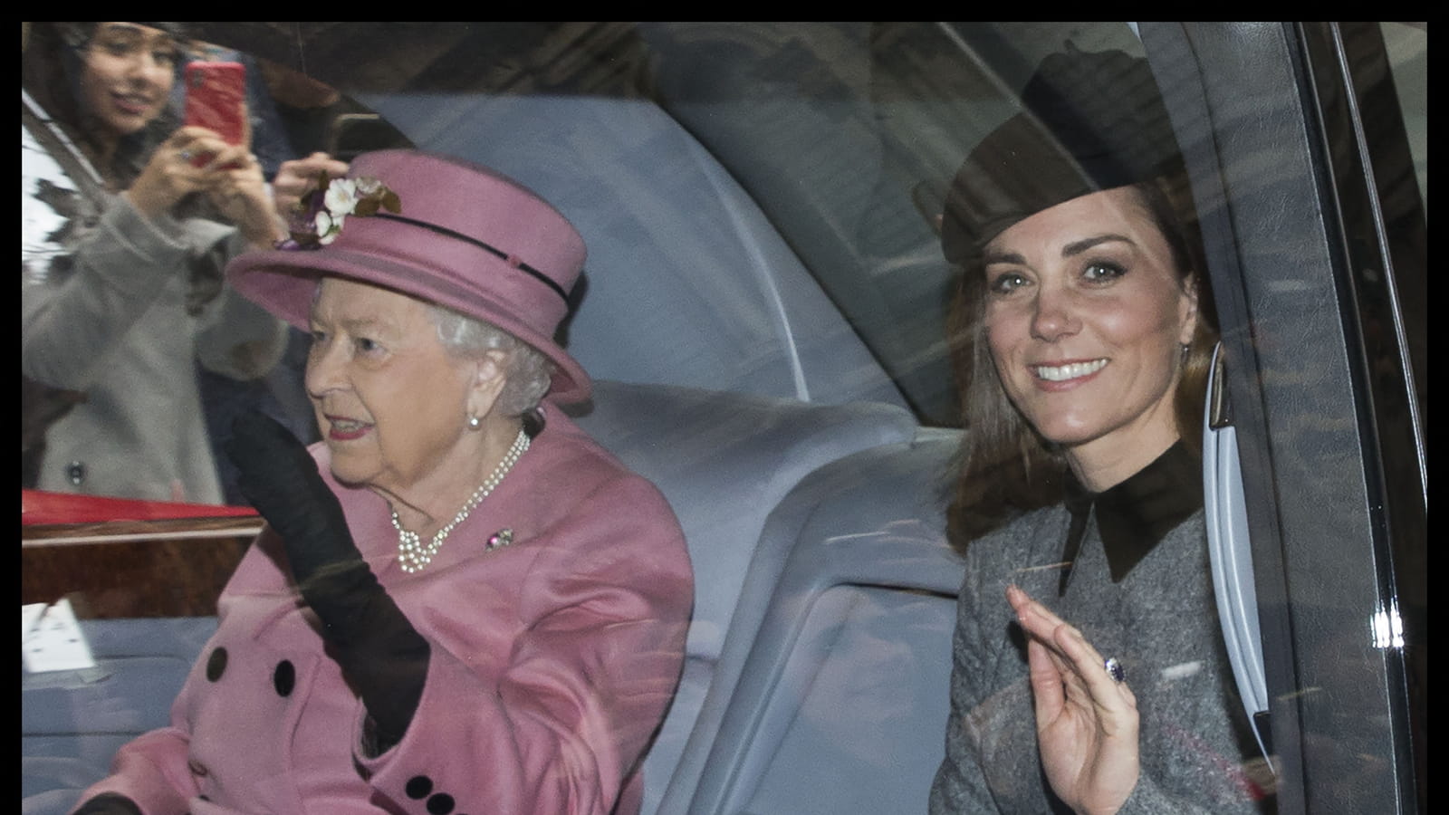 La princesse et la reine partagent la même couverture 