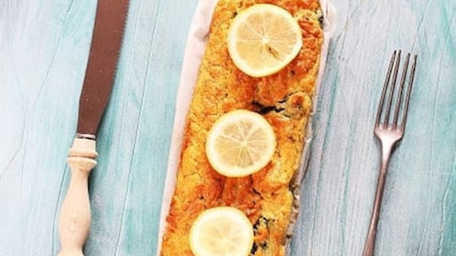 Cake au saumon, aneth, citron et épinards