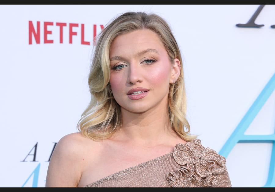 Les joues sur-maquill&eacute;es d'Anna Sitar