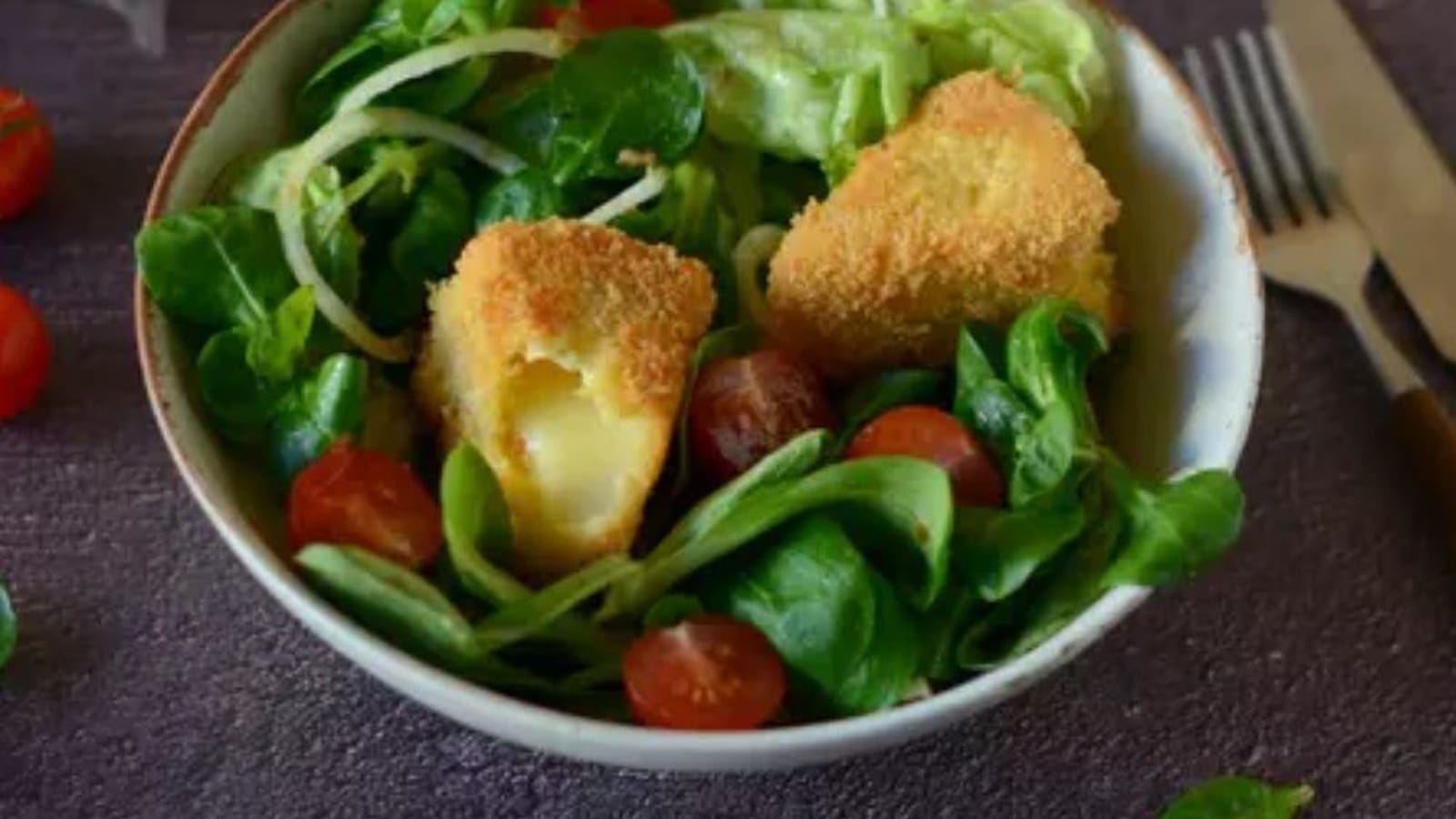 Salade de feuilles de chêne et mâche aux légumes et camembert pané