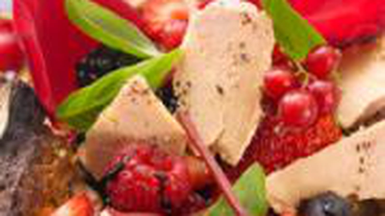 Tartine au foie gras, pétales de rose et fruits rouges