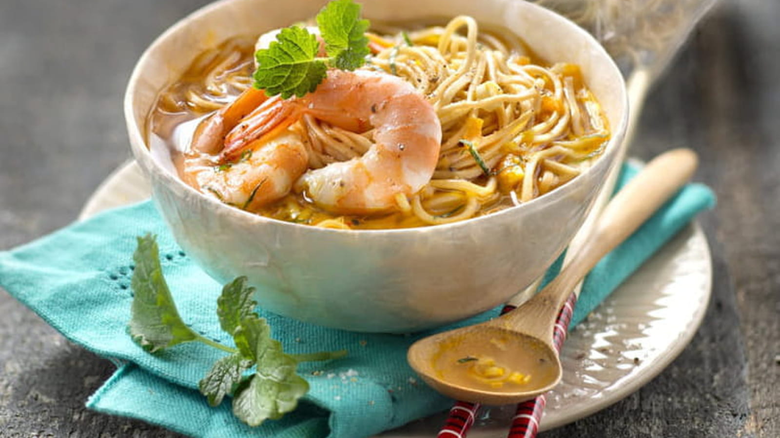 Bouillon pimenté aux crevettes et à la citronnelle, nouilles aux œufs