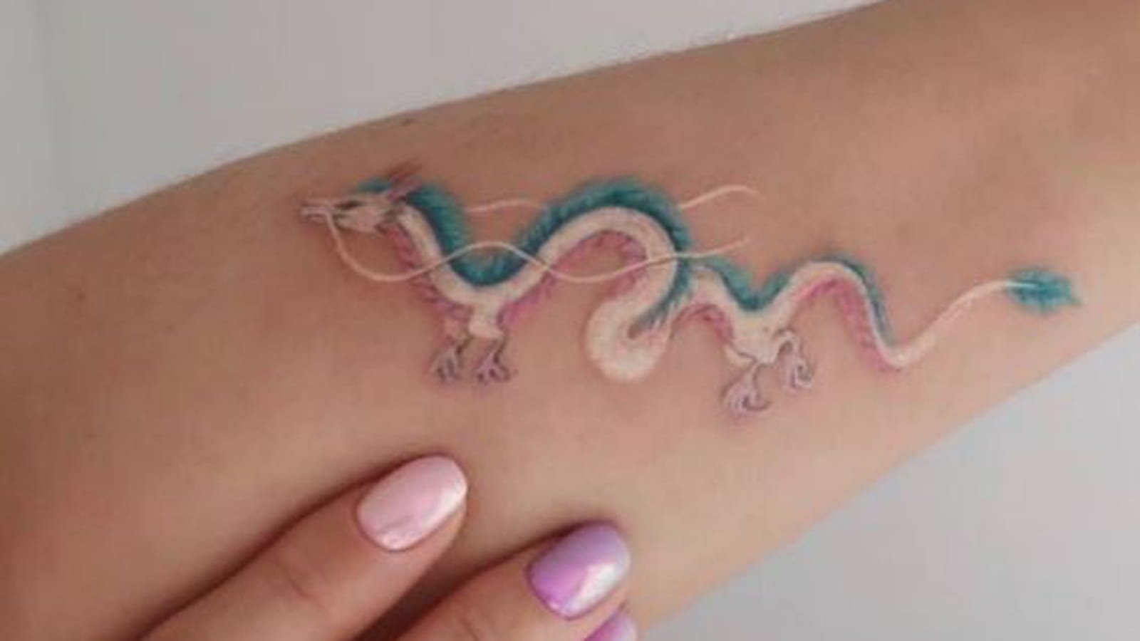 Haku, le dragon du Voyage de Chihiro sur l'avant-bras