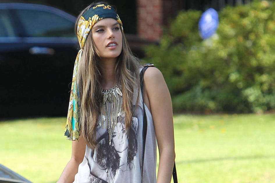 La coiffure avec foulard d'Alessandra Ambrosio