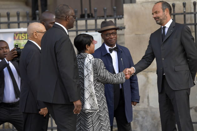 Le Pr&eacute;sident congolais Denis Sassou Nguesso et sa femme Antoinette saluant Edouard Philippe
