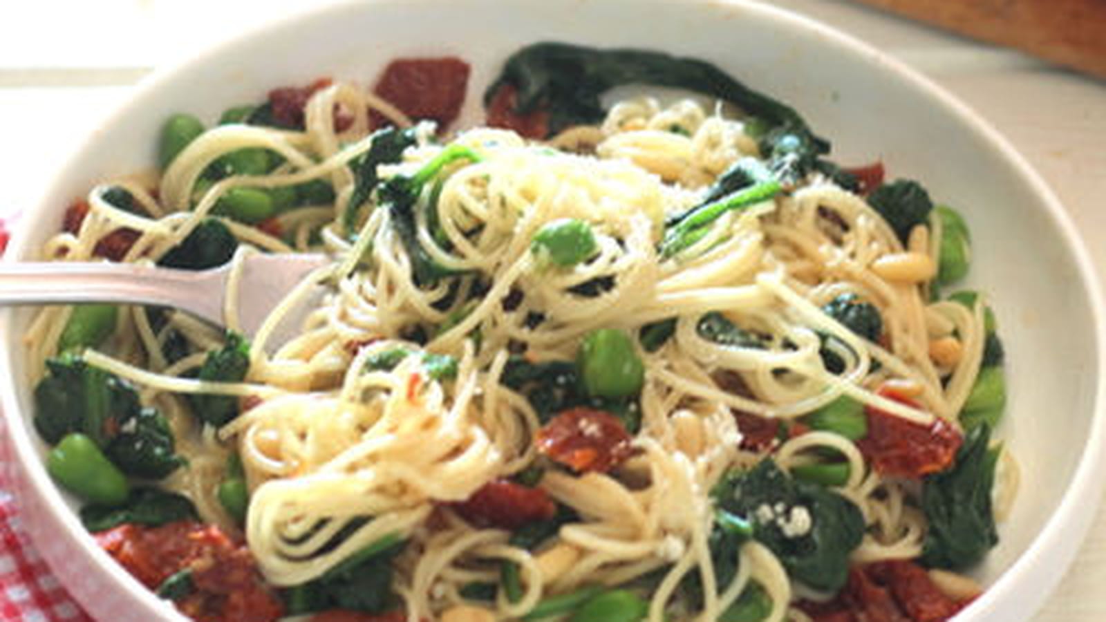 Spaghetti aux épinards, fèves et tomates séchées