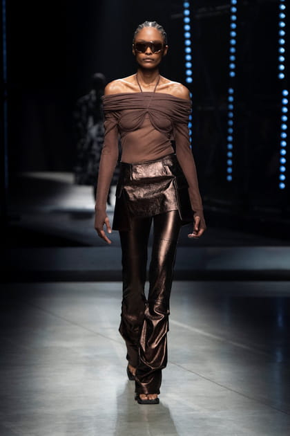 Top chocolat et pantalon bronze aper&ccedil;us sur le d&eacute;fil&eacute; Andreadamo