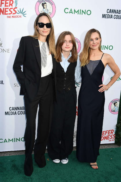 Angelina Jolie en tailleur pantalon noir et top imprimé