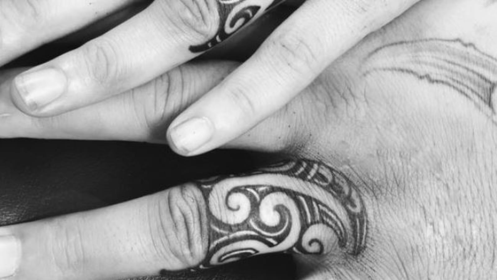 Tatouage tribal sur les doigts
