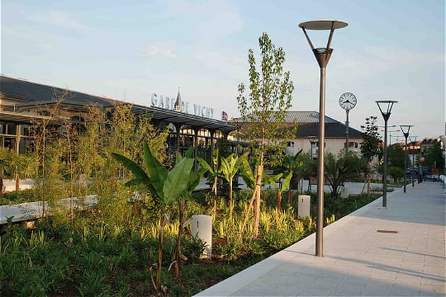 Le v&eacute;g&eacute;tal investit le parvis de la gare de Vichy