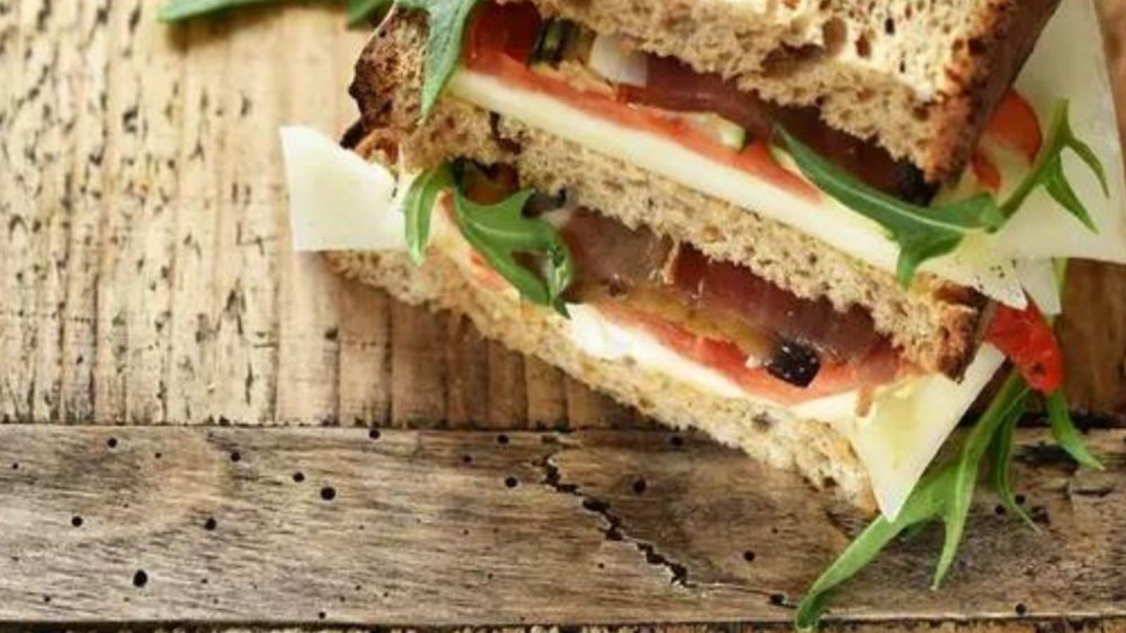Club sandwich aux tranches de brebis, légumes grillés et jambon de pays