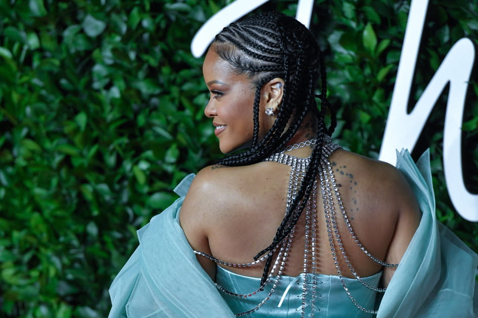 Les tresses plaqu&eacute;es soign&eacute;es de Rihanna