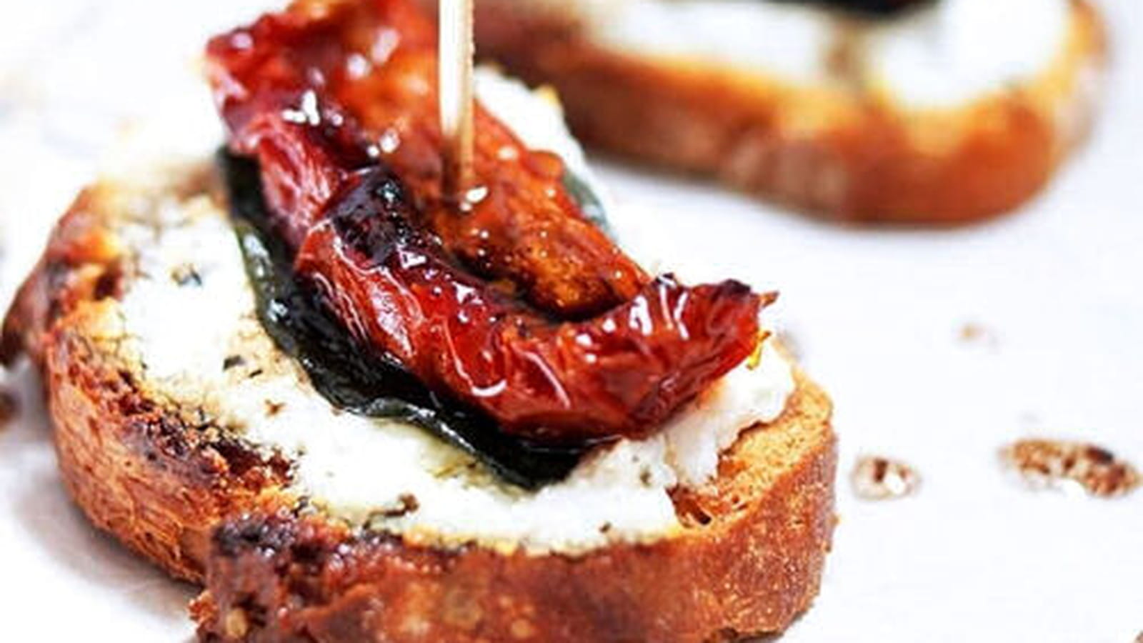 Tapas chèvre basilic et tomates séchées