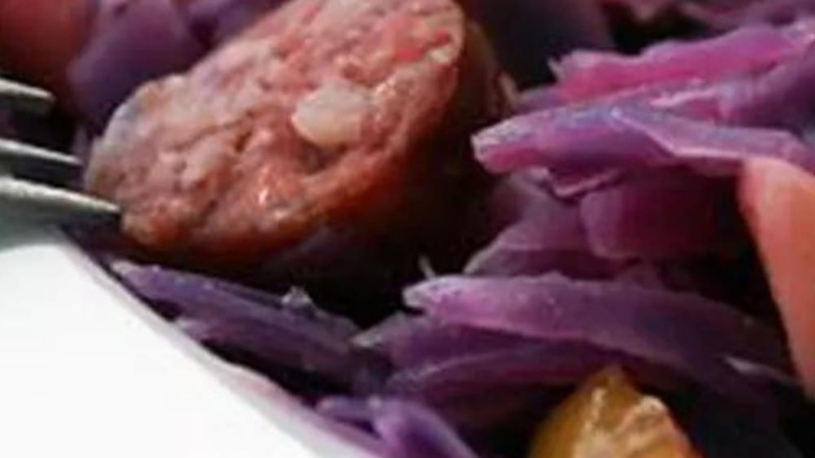 Chou rouge aux pommes et saucisses fumées