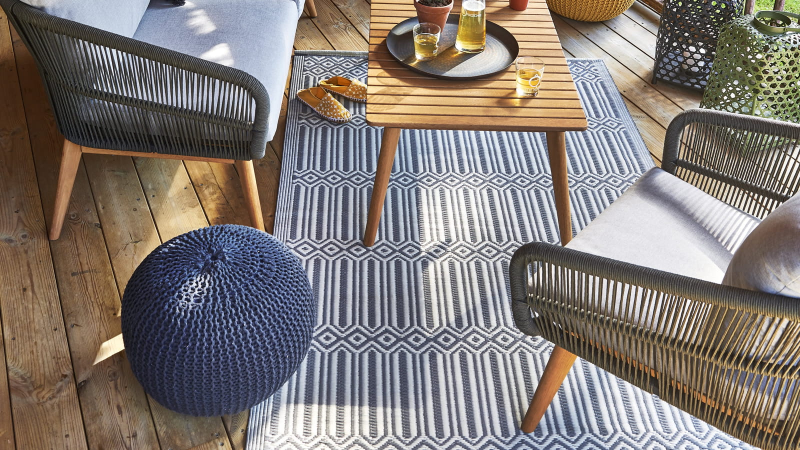 Terrasse en bois du sol au plafond 