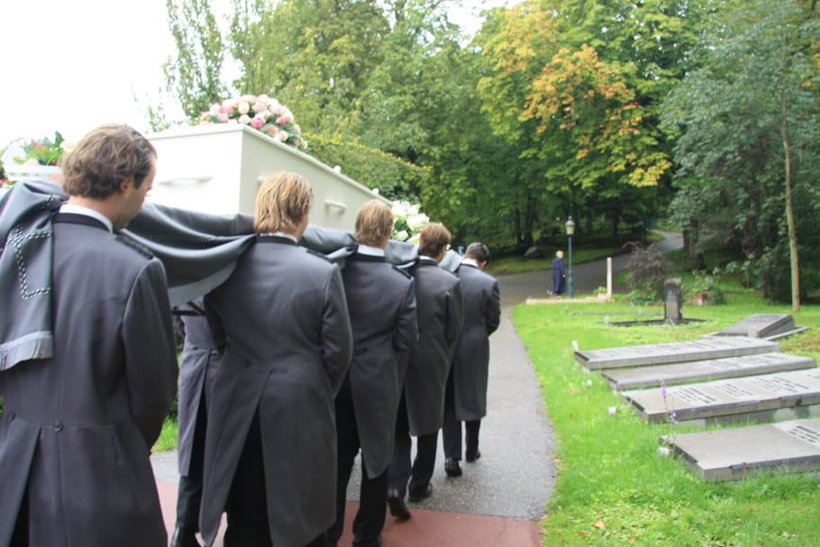 Stérilets, prothèses, dents en or... : zoom sur le business de la Mort