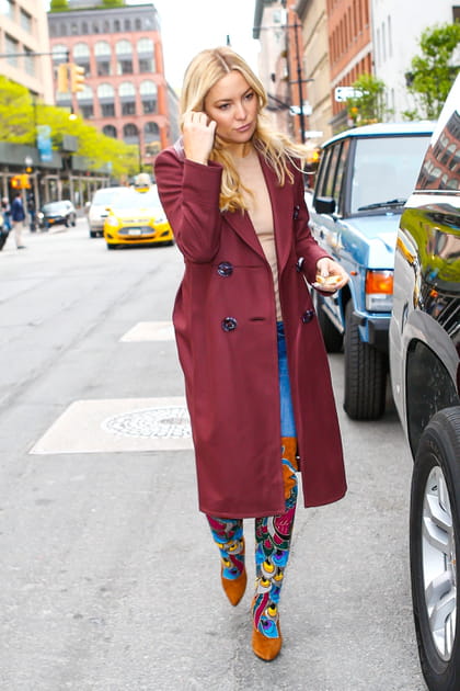 Kate Hudson en manteau rouge