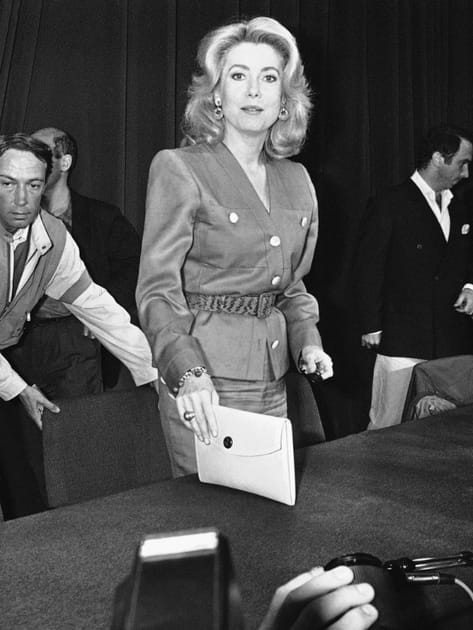 Catherine Deneuve en blazer ceinturé