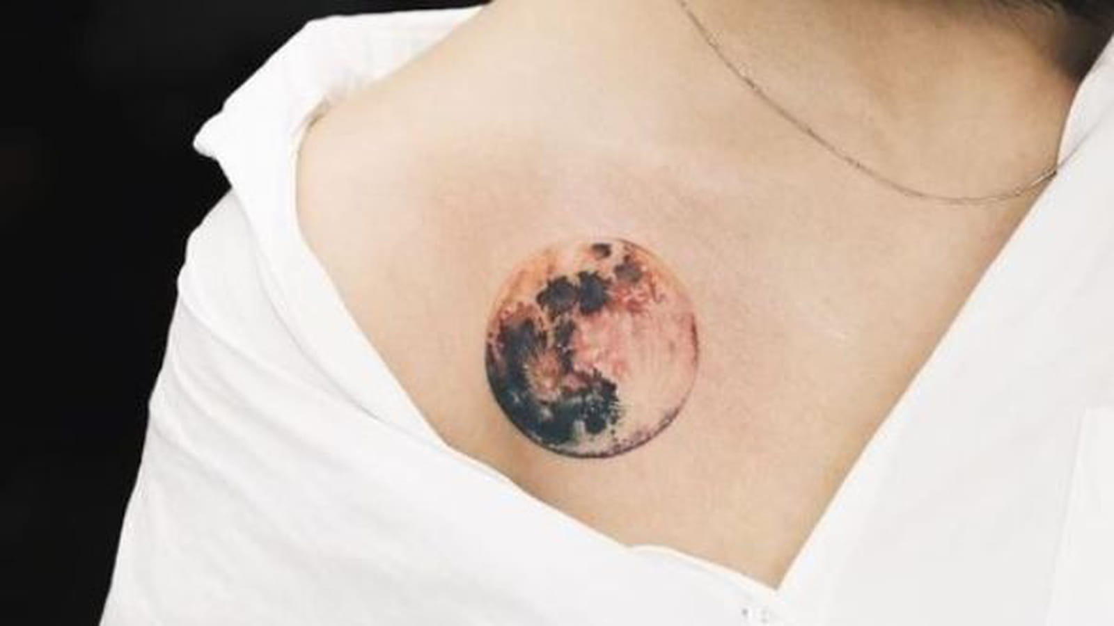 Lune majestueuse sous la clavicule