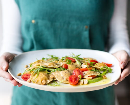 Salade de ravioli bio au blé complet petits pois tendre et fondants Giovanni Rana aux tomates cerises, avocat, roquette et cacahuètes
