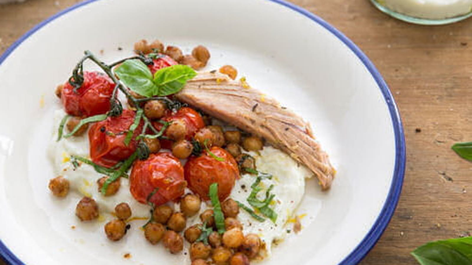 Thon au basilic, tomates et pois chiches rôtis, crème de ricotta
