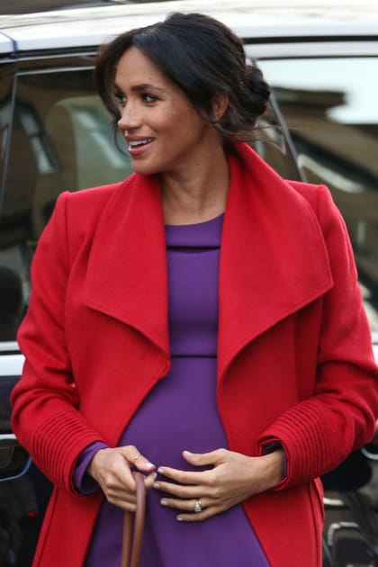 Meghan Markle en manteau rouge bas violet